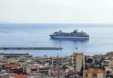 Το κρουαζιερόπλοιο Celebrity Infinity χθες στο λιμάνι της Καβάλας