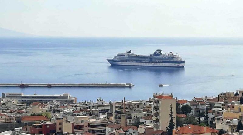 Το κρουαζιερόπλοιο Celebrity Infinity χθες στο λιμάνι της Καβάλας