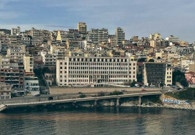 Κοκκίνισε πάλι στην Καβάλα  η θάλασσα – Ένα φαινόμενο που επιστρέφει κάθε άνοιξη