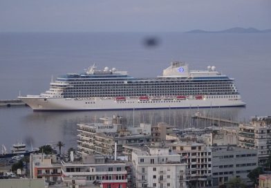 Το πολυτελές νεότευκτο κρουαζιερόπλοιο  «Allura» χθες  στο λιμάνι της Καβάλας με 1.400 επιβάτες
